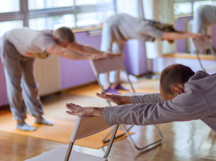 Le yoga sur chaise est une adaptation du yoga traditionnel qui permet d’effectuer des postures (asanas) et des exercices de respiration (pranayama) tout en étant assis ou en utilisant une chaise comme support.