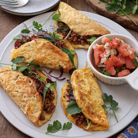 薄焼き卵をトルティーヤ風に見立てたタコス風のオムレツ