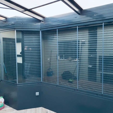 Descubre la versatilidad y elegancia de las cortinas de vidrio abatibles con esquinas y ángulos muertos en un elegante color gris RAL. Estas innovadoras soluciones ofrecen una manera moderna y funcional de cerrar espacios exteriores, proporcionando protección contra los elementos sin sacrificar la vista ni la luminosidad.

Con su diseño de esquinas y ángulos muertos, estas cortinas de vidrio ofrecen una apariencia uniforme y elegante que se integra perfectamente en cualquier entorno. Esta característica no solo mejora la estética, sino que también asegura un cierre hermético y seguro, protegiendo tu espacio interior de los elementos externos.

El color gris RAL añade un toque de modernidad y sofisticación a tu espacio exterior, complementando perfectamente una amplia gama de estilos de decoración. Este tono neutro se adapta a cualquier ambiente, creando un ambiente acogedor y contemporáneo en tu terraza, porche o balcón.

Disfruta de la comodidad y estilo de las cortinas de vidrio abatibles con esquinas y ángulos muertos en color gris RAL. Convierte tu espacio exterior en un refugio elegante y funcional que puedes disfrutar durante todo el año, mientras añades un toque de distinción y modernidad a tu entorno.