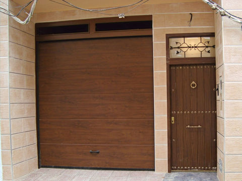 ¿Quieres darle a tu garaje un toque de calidez y elegancia? Descubre nuestra puerta seccional con acabado de imitación madera nogal, la opción perfecta para combinar estilo y funcionalidad en tu hogar.
En EP Cristalería y Ventanas, entendemos que la puerta de garaje es una parte importante de la estética de tu hogar. Nuestra puerta seccional con acabado de imitación madera nogal ofrece el encanto natural de la madera con la durabilidad y resistencia del acero, brindándote lo mejor de ambos mundos.
Fabricada con materiales de alta calidad, nuestra puerta seccional garantiza durabilidad y resistencia a la intemperie, proporcionando seguridad y tranquilidad para tu hogar. Además, su acabado en imitación madera nogal añade un toque de sofisticación y calidez a la fachada de tu casa.
Nuestro equipo de expertos está comprometido a ofrecerte la mejor experiencia y servicio. Estaremos encantados de trabajar contigo para personalizar la puerta seccional según tus especificaciones y necesidades únicas, asegurando un resultado que supere tus expectativas.
Aprovecha al máximo la elegancia y la seguridad con nuestra puerta seccional de imitación madera nogal de EP Cristalería y Ventanas. ¡Contáctanos hoy mismo para