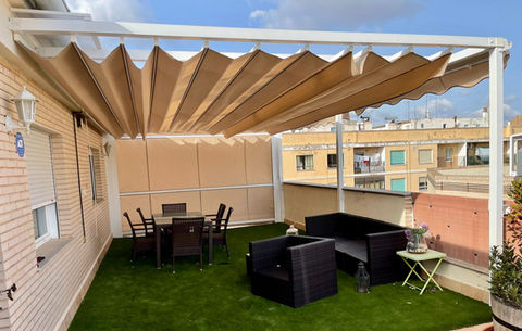 ¿Quieres disfrutar del verano sin sufrir el sofocante calor? Descubre nuestro toldo de palillería, la solución perfecta para crear espacios frescos y confortables en tu hogar.
Con nuestro toldo de palillería, podrás aprovechar al máximo tu terraza, jardín o cualquier área exterior, protegiéndote del sol abrasador y disfrutando de una agradable sombra durante los días más calurosos.
Su diseño único permite una óptima circulación del aire, manteniendo el ambiente fresco y ventilado incluso en los días más cálidos del verano. Disfruta de momentos al aire libre sin preocuparte por el calor sofocante, y aprovecha al máximo tu espacio exterior en cualquier momento del día.
Nuestro toldo de palillería no solo te protege del calor, sino que también mejora tu bienestar general. Crea un ambiente más agradable y relajante en tu hogar, donde puedas disfrutar de momentos de descanso y tranquilidad en cualquier momento.
¡No dejes que el calor arruine tu verano! Invierte en tu comodidad y bienestar con nuestro toldo de palillería y transforma tus espacios exteriores en oasis de frescura y confort.