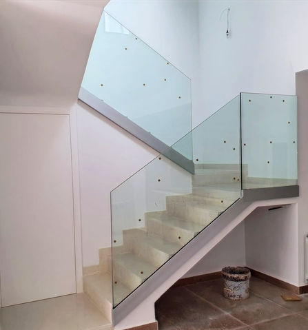 ¿Buscas una barandilla de cristal moderna y segura para tu hogar o negocio? Descubre nuestra barandilla de cristal instalada sobre guía U de acero en EP Cristalería y Ventanas.
Nuestra barandilla de cristal ofrece un diseño elegante y minimalista que complementará cualquier estilo arquitectónico. Fabricada con materiales de alta calidad y montada sobre una sólida guía U de acero, garantiza la seguridad y durabilidad que necesitas.
Con la barandilla de cristal de EP Cristalería y Ventanas, podrás disfrutar de las vistas panorámicas sin obstáculos y crear un ambiente luminoso y moderno en tu espacio. Además, su instalación sencilla y precisa asegura un acabado impecable en cada proyecto.
Confía en nosotros para obtener una barandilla de cristal que cumpla con tus expectativas de calidad, diseño y seguridad. ¡Contacta con nosotros hoy mismo para obtener más información!#VidrioLaminado
#VidrioTemplado
#VidrioDoble
#VidrioTriple
#VidrioBajoEmisivo
#VidrioAntirreflectante
#VidrioAcústico
#VidrioAntibala
#VidrioAutolimpiable
#VidrioDecorativo
#VidrioTintado
#VidrioAhumado
#VidrioEsmerilado
#VidrioReflectante
#VidrioOpaco
#VidrioTransparente
#VidrioFotovoltaico
#VidrioCanelado
#VidrioSerigrafiado
#VidrioFlotado
