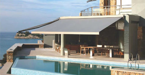 ¡Maximiza la comodidad y la eficiencia en tu restaurante o local comercial con nuestro toldo de cofre y brazos extensibles, equipado con motor y veleta meteorológica!
Diseñado para adaptarse a las condiciones climáticas cambiantes, nuestro toldo con motor y veleta meteorológica es la solución perfecta para proteger tu espacio al aire libre contra la lluvia, el viento y el sol. Gracias a su innovadora tecnología, el toldo se ajusta automáticamente según las condiciones del clima, garantizando la máxima protección y confort para tus clientes en todo momento.
Los brazos extensibles ofrecen una amplia cobertura, permitiendo que tu área exterior esté protegida de los rayos del sol durante el día y de la lluvia inesperada. Además, el motor integrado facilita su uso, permitiendo desplegar o recoger el toldo con solo tocar un botón, lo que lo convierte en una opción conveniente y práctica para tu negocio.
La veleta meteorológica monitorea constantemente las condiciones climáticas, asegurando que el toldo se ajuste automáticamente en caso de viento fuerte o cambios repentinos en el clima. Esta característica garantiza la seguridad y la durabilidad del toldo, protegiendo tanto tu inversión como la experiencia de tus clientes.
Impulsa la experiencia de tus clientes y optimiza la funcionalidad de tu espacio al aire libre con nuestro toldo de cofre y brazos extensibles. ¡Ofrece a tus clientes un ambiente cómodo y protegido en cualquier clima y haz que tu restaurante o local comercial destaque entre la competencia!