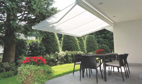 ¡Haz que tu jardín sea el escenario de tus sueños de primavera/verano con nuestro toldo de cofre y brazos extensibles de última generación!
Con un diseño elegante y funcional, nuestro toldo con cofre y brazos extensibles es la adición perfecta para crear un espacio al aire libre verdaderamente espectacular. Imagina pasar tardes cálidas bajo una sombra fresca y reconfortante, mientras disfrutas del aire fresco y la belleza de tu jardín en pleno esplendor.
Gracias a su sistema de brazos extensibles, nuestro toldo proporciona una amplia cobertura y protección contra el sol en los días más luminosos de la temporada. Disfruta de momentos de relajación y entretenimiento al aire libre sin preocuparte por los rayos abrasadores del sol.
El cofre integrado garantiza la protección total del toldo cuando no está en uso, preservando su calidad y durabilidad durante toda la temporada. Además, su diseño elegante y discreto complementará a la perfección el ambiente mágico de tu jardín de ensueño.
Nuestro toldo con cofre y brazos extensibles no solo proporciona sombra y protección, sino que también añade un toque de elegancia y estilo a tu espacio al aire libre. Crea un oasis de tranquilidad y belleza en tu propio jardín y convierte cada día de primavera/verano en una experiencia simplemente inolvidable.
¡Embellece tu jardín y celebra la temporada de primavera/verano con nuestro toldo de cofre y brazos extensibles! Disfruta de momentos inolvidables al aire libre mientras te sumerges en la belleza y la serenidad de tu espacio al aire libre.