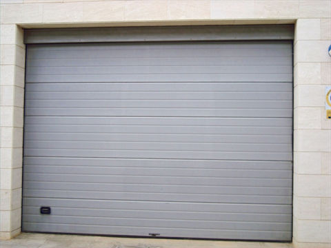 ¿Buscas una puerta de garaje que combine estilo y funcionalidad? Descubre nuestra puerta seccional en elegante color plata, la elección perfecta para añadir un toque de modernidad a tu hogar.
En EP Cristalería y Ventanas, entendemos la importancia de contar con una puerta de garaje que no solo sea segura, sino también estéticamente atractiva. Nuestra puerta seccional en color plata ofrece un diseño contemporáneo y versátil que se adapta a cualquier estilo arquitectónico.
Fabricada con materiales de alta calidad, nuestra puerta seccional garantiza durabilidad y resistencia, proporcionando seguridad y tranquilidad para tu hogar. Además, su acabado en plata agrega un toque de elegancia y sofisticación a la fachada de tu casa.
Nuestro equipo de expertos está comprometido a ofrecerte la mejor experiencia y servicio. Estaremos encantados de trabajar contigo para personalizar la puerta seccional según tus especificaciones y necesidades únicas, asegurando un resultado que supere tus expectativas.
Aprovecha al máximo la seguridad y el estilo con nuestra puerta seccional en color plata de EP Cristalería y Ventanas. ¡Contáctanos hoy mismo para obtener más información y transformar tu garaje con calidad y elegancia!