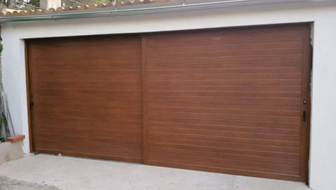 ¿Buscas una puerta de garaje que combine elegancia y funcionalidad? Descubre nuestra puerta corredera de garaje de madera en color ébano, la elección perfecta para añadir un toque de estilo y calidez a tu hogar.
En EP Cristalería y Ventanas, entendemos la importancia de contar con una puerta de garaje que no solo proteja tu vehículo, sino que también realce la estética de tu propiedad. Nuestra puerta corredera de madera en color ébano ofrece un diseño sofisticado y atemporal que complementará cualquier estilo arquitectónico.
Fabricada con madera de alta calidad, nuestra puerta de garaje garantiza durabilidad y resistencia, proporcionando seguridad y tranquilidad para tu hogar. Además, su diseño corredero maximiza el espacio disponible en tu garaje, ofreciendo un funcionamiento suave y eficiente.
Nuestro equipo de expertos está comprometido a ofrecerte la mejor experiencia y servicio. Estaremos encantados de trabajar contigo para personalizar la puerta de garaje según tus especificaciones y necesidades únicas, asegurando un resultado que supere tus expectativas.
Aprovecha al máximo la elegancia y la funcionalidad con nuestra puerta corredera de garaje de madera en color ébano de EP Cristalería y Ventanas. ¡Contáctanos hoy mismo para obtener más información y transformar tu garaje con calidad y estilo!