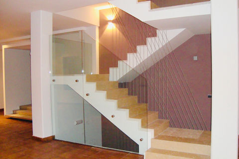 ¿Estás buscando una barandilla de cristal segura y elegante para tu hogar o negocio? Descubre nuestra barandilla de cristal laminar, instalada sobre guías inferior y lateral de pared, apoyada con soportes de unión para anclaje de acristalamientos en EP Cristalería y Ventanas. Nuestra barandilla ofrece un diseño moderno y minimalista que proporciona seguridad sin sacrificar la estética. Fabricada con cristal laminar de alta calidad y montada sobre robustas guías de pared, garantiza durabilidad y resistencia. Confía en nosotros para obtener una barandilla de cristal que combine estilo y funcionalidad.
Listado de hashtags:
#BarandillaDeCristal
#BarandillaLaminar
#CristalLaminado
#SeguridadYEstilo
#DiseñoModerno
#EPVentanas
#BarandillasDeCalidad
#InstalaciónProfesional
#DiseñoDeInteriores
#SeguridadEnElHogar
#CarpinteríaDeCristal
#BarandillaDePared
#SoportesDeUnión
#AnclajeDeAcristalamientos
#EPConstrucción
#HogarModerno
#EstiloMinimalista
#ResistenciaYDurabilidad
#ProtecciónSinObstrucciones
#VistasPanorámicas