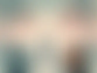 Ilustração simbólica de uma criança pequena parada no centro de um caminho, segurando um brinquedo de pelúcia. Atrás dela, há duas grandes malas posicionadas em direções opostas, simbolizando a guarda compartilhada ou a separação entre ambientes. A paisagem é suave e poética, com tons delicados, transmitindo sensibilidade e reflexão sobre a infância. A frase 'Uma criança não é uma mala' aparece no céu, destacando a mensagem principal da imagem.