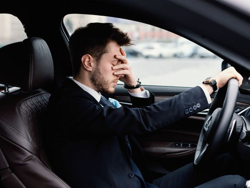 Hombre estresado en un carro.