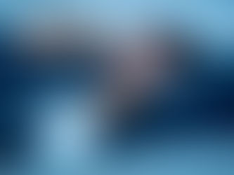 Chica en cama, con un reloj. Visiblemente estresada.