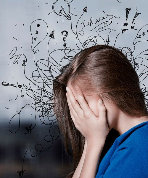 Mujer con pensamientos que la llenan de estrés.