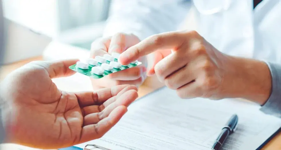 Un doctor dando medicación a un paciente.