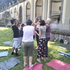 Un gruppo che partecipa alla lezione di Yoga a Villa Torlonia Frascati.