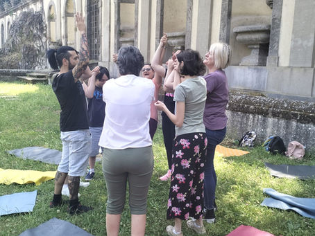Un gruppo che partecipa alla lezione di Yoga a Villa Torlonia Frascati.