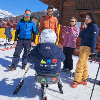 Gruppo di persone al campo di sci