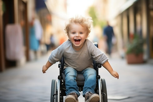 bambino biondo in sedia a rotelle sorridente