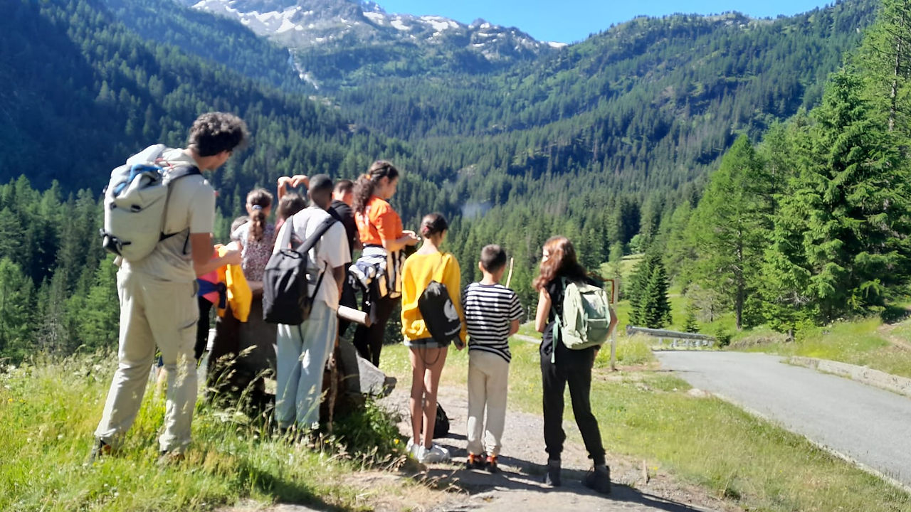 Foto di gruppo, tutti di spalle rivolti alla valle