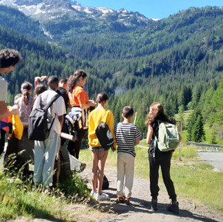 Foto di gruppo, tutti di spalle rivolti alla valle