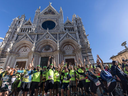 Foto di gruppo sotto il Duomo di Siena alla partenza della Walking Francigena Ultramarathon