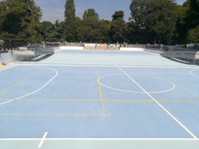 Immagine di un campo sportivo immerso in un parco cittadino