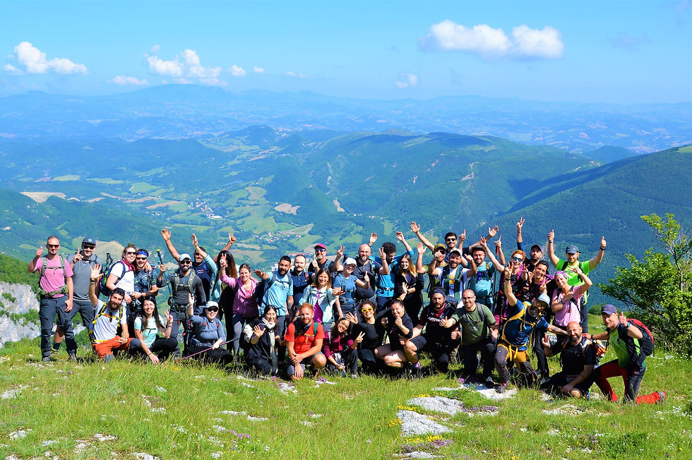 Gruppo di ragazzi camminatori in cima al Monte Nerone