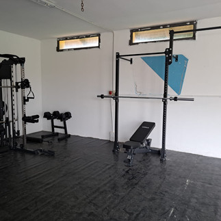 la palestra ripulita, con il nuovo pavimento, le pareti ridipinte e le nuove attrezzature