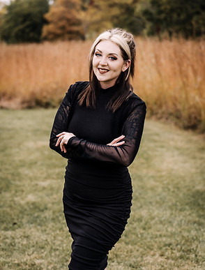 Amanda, experienced wedding photographer at BREE Visuals, ready for a shoot