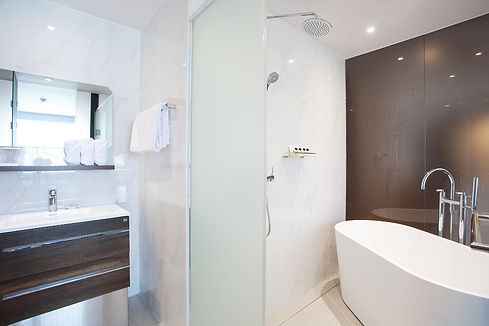 JUNIOR SUITE BATH ROOM_4.JPG