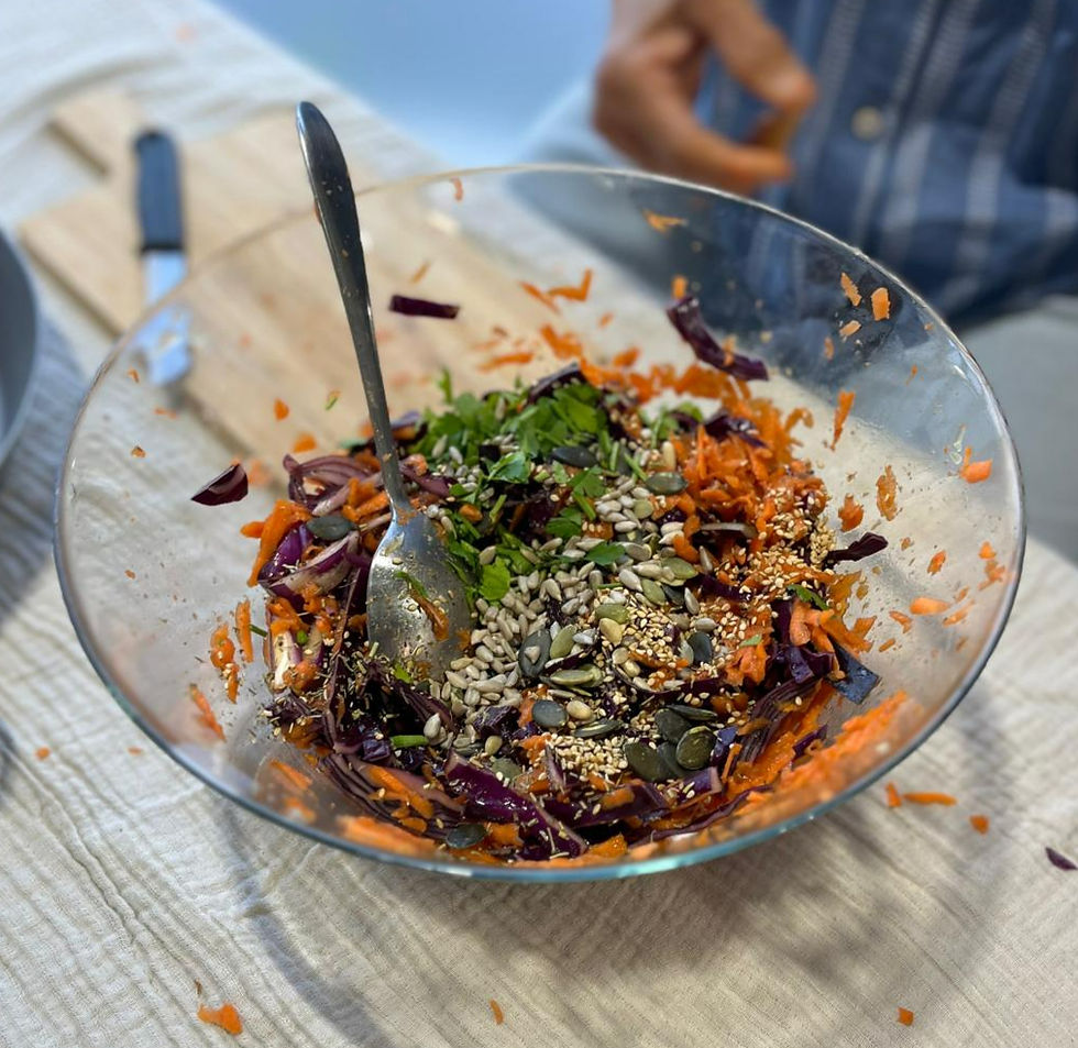 Salade printanière : chou rouge et carottes marinés, avec herbes fraîches et graines