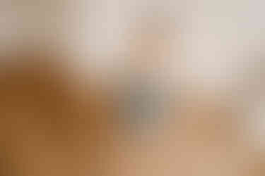 Lifestyle zwangerschapsshoot in huiselijke setting met warm daglicht