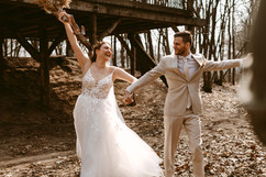 bruidspaar blij getrouwd, met armen omhoog