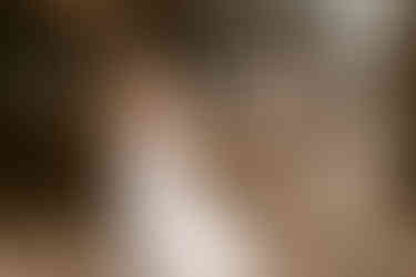 bruidspaar blij getrouwd, met armen omhoog