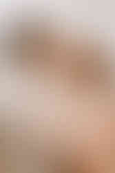 Bruidspaar onder sluier blij