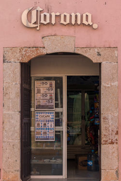 a porta da igreja