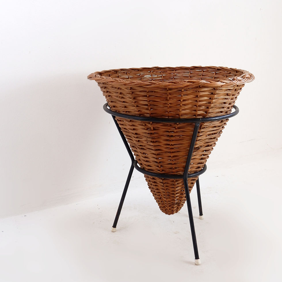 Miniature : Vintage Large Black Metal Frame & Wicker Basket - 1960s