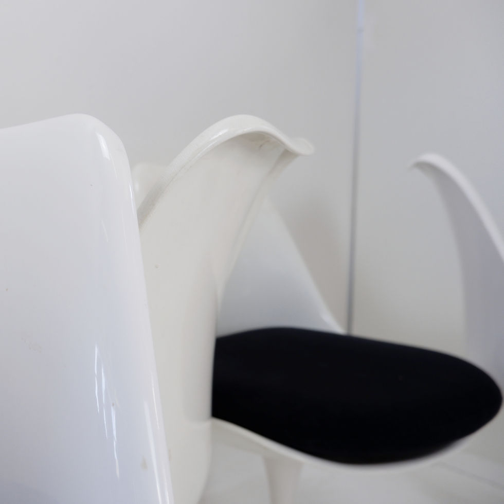 Miniature : Set of six white mid century swivel tulip chairs by Rudi Bonzanini.