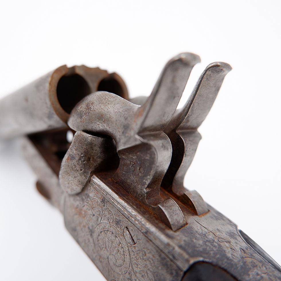 Miniature : Double barrel hunting pistol - Engraved with foliage - Fluted walnut stock