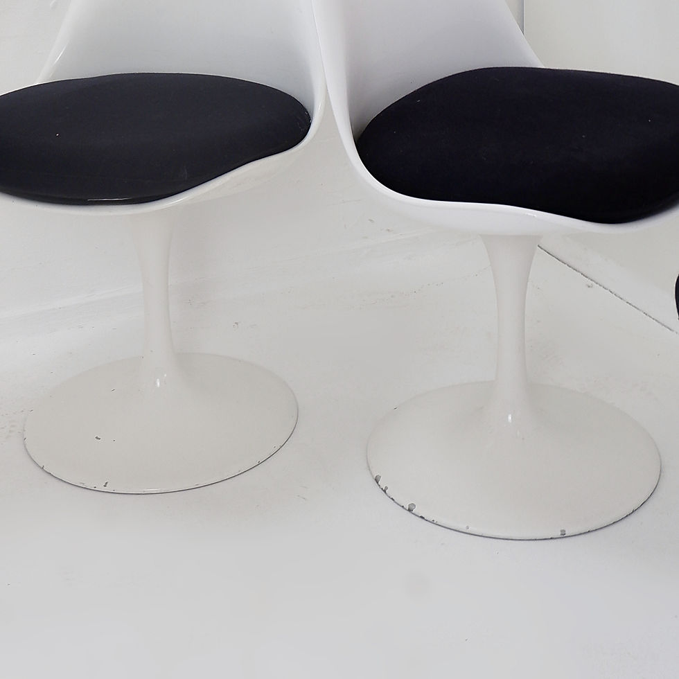 Miniature : Set of six white mid century swivel tulip chairs by Rudi Bonzanini.