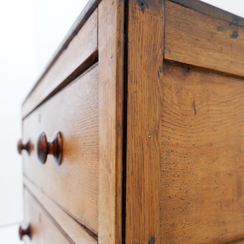 Miniature : Rustic chest of drawers with two drawers and carved legs