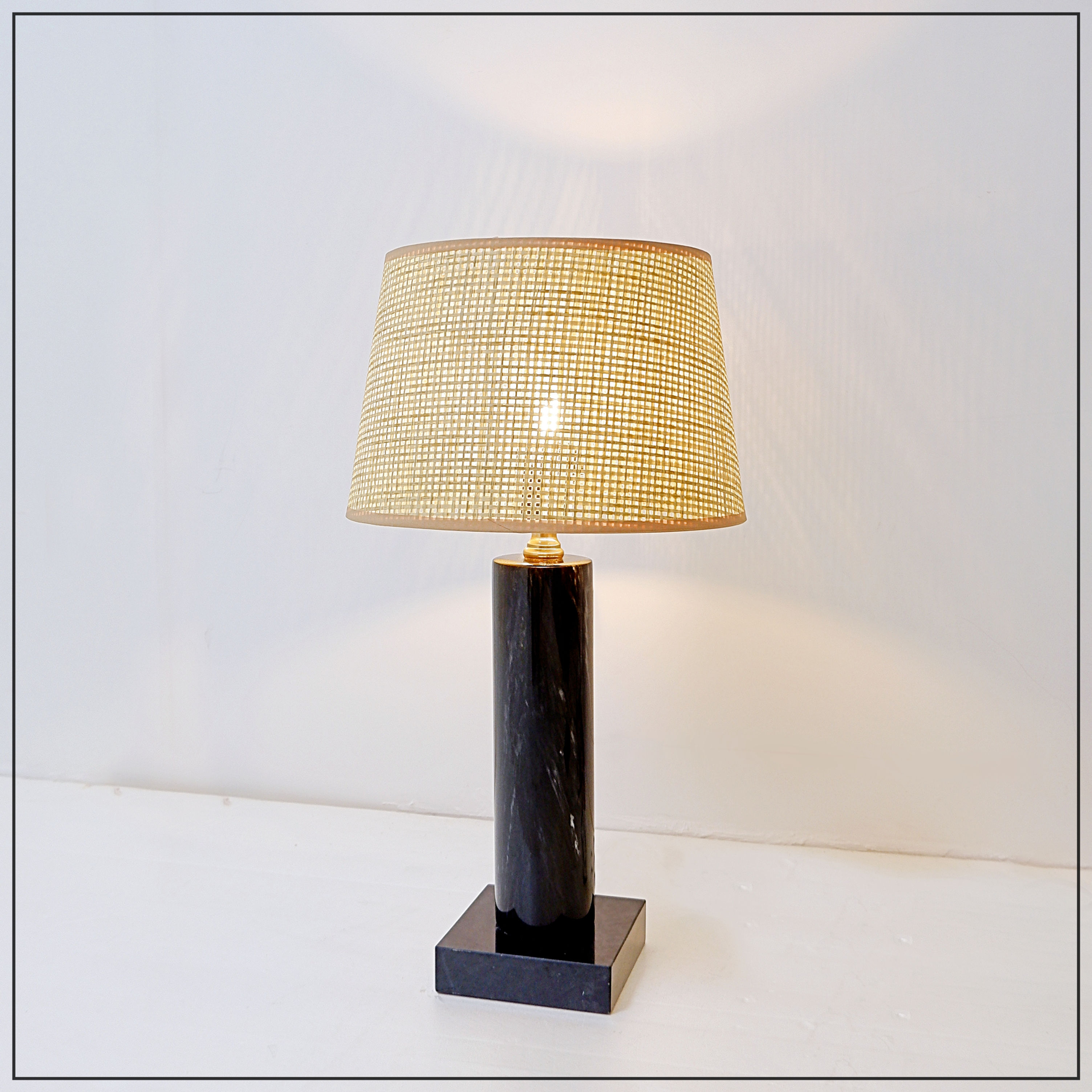 Table lamp in black marble and natural raffia lampshade