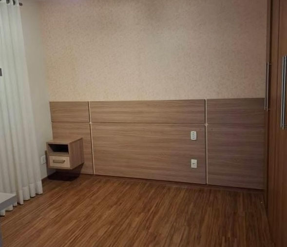 Quarto com criado mudo, armário embutido e piso de madeira