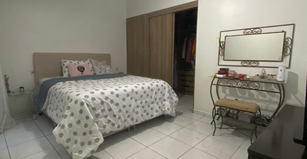 Quarto com armário embutido