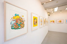 イラストレーターはるかんぼによる個展「おもちゃ箱」。表参道 OPAギャラリーにて2019年開催。イラストレーションを展示しました。おもちゃが暮らす 色鮮やかな世界を描きました。現実ではあり得ないことがあり得てしまう、想像の世界は とてもやさしくて面白いです。