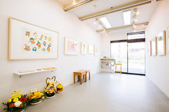 イラストレーターはるかんぼによる個展「おもちゃ箱」。表参道 OPAギャラリーにて2019年開催。イラストレーションを展示しました。おもちゃが暮らす 色鮮やかな世界を描きました。現実ではあり得ないことがあり得てしまう、想像の世界は とてもやさしくて面白いです。