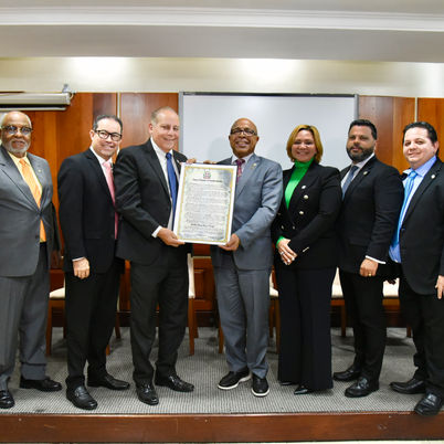 Diputados reconocen al empresario y filántropo Emilio Alcedo Reyes Vargas