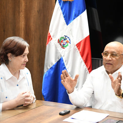 Diputados reconocen labor de Embajadora Cubana