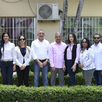 Diputados visitan planta in-vitro de La Vega
