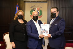 Pacheco recibe senadora de Rhode Island, Ana Quezada y delegación de dominicanos residentes en EEUU