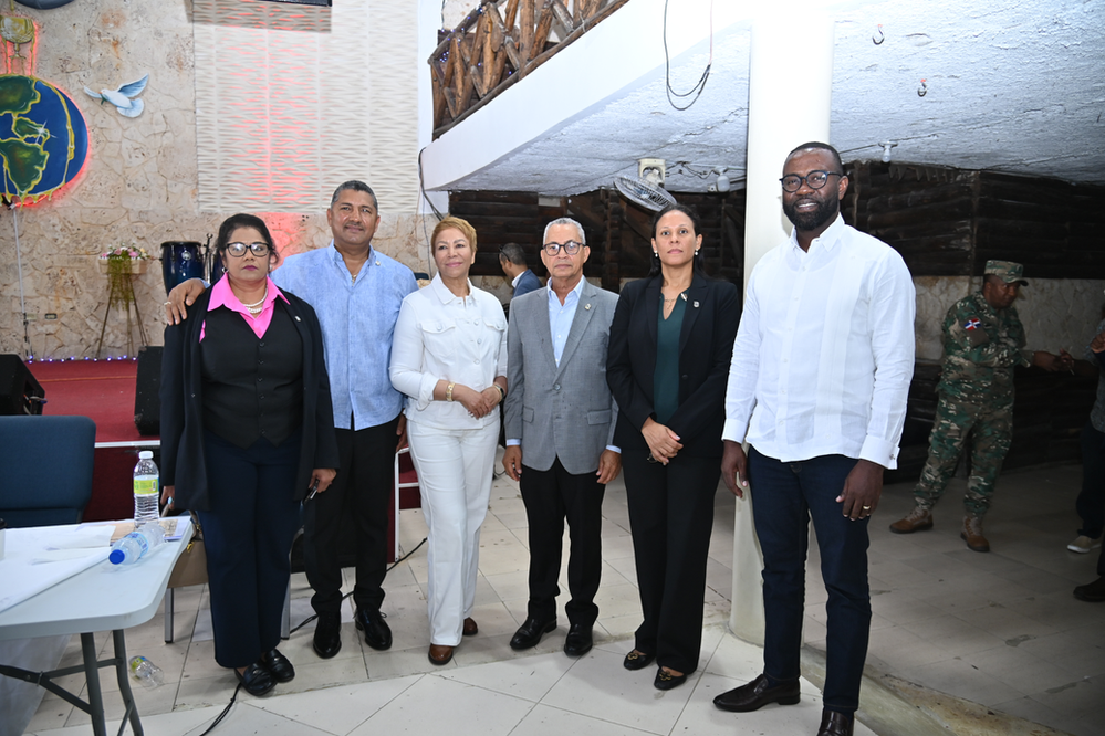 Comisión de Derechos Humanos escucha a familias desalojadas en El Seibo