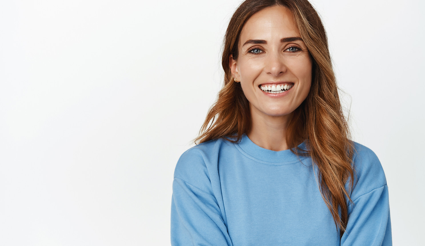 portrait-ambitious-confident-adult-30s-woman-cross-arms-smiling-happy-front-looking-forwar